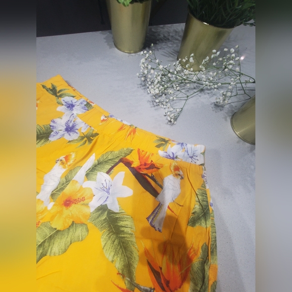 NWOT FOREVER21 Très beau bermuda neuf jaune vif avec motifs tropicaux - Picture 3 of 6